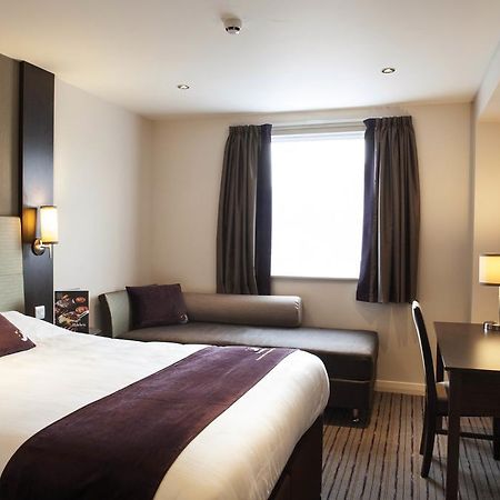 Premier Inn Watford Central エクステリア 写真