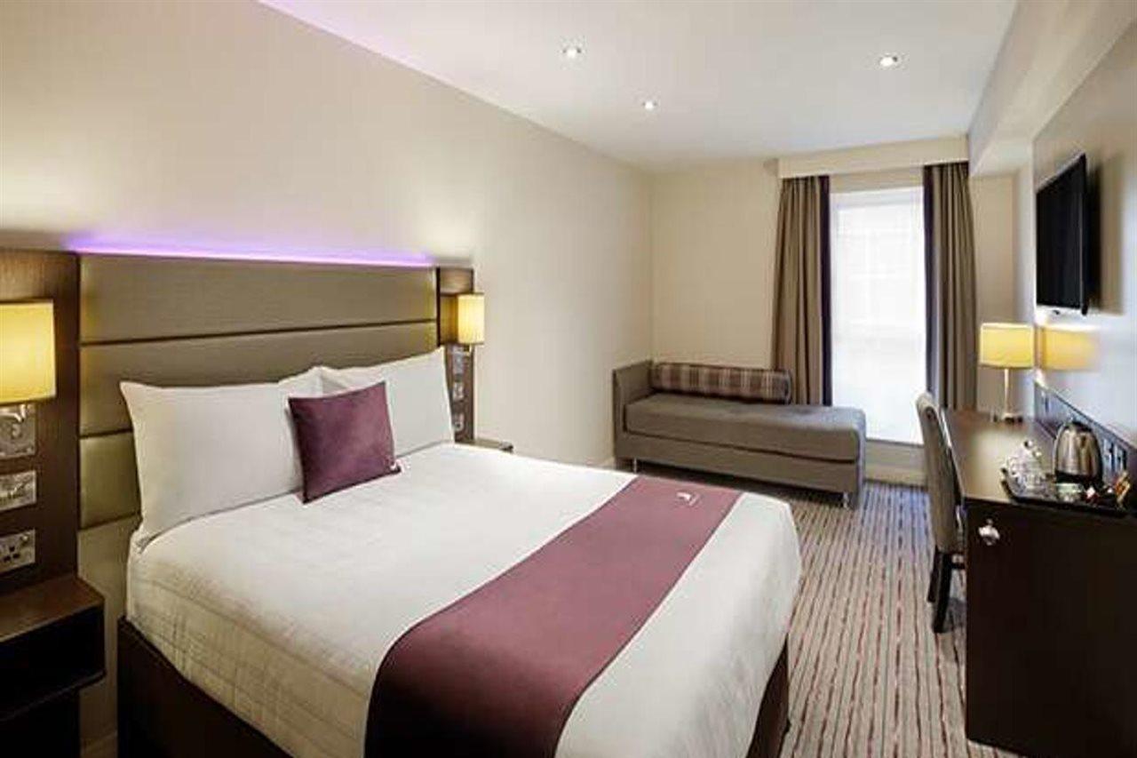 Premier Inn Watford Central エクステリア 写真