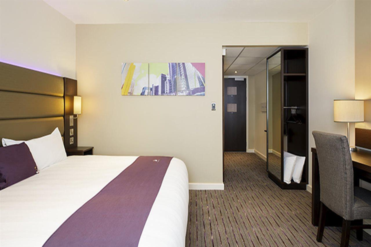 Premier Inn Watford Central エクステリア 写真