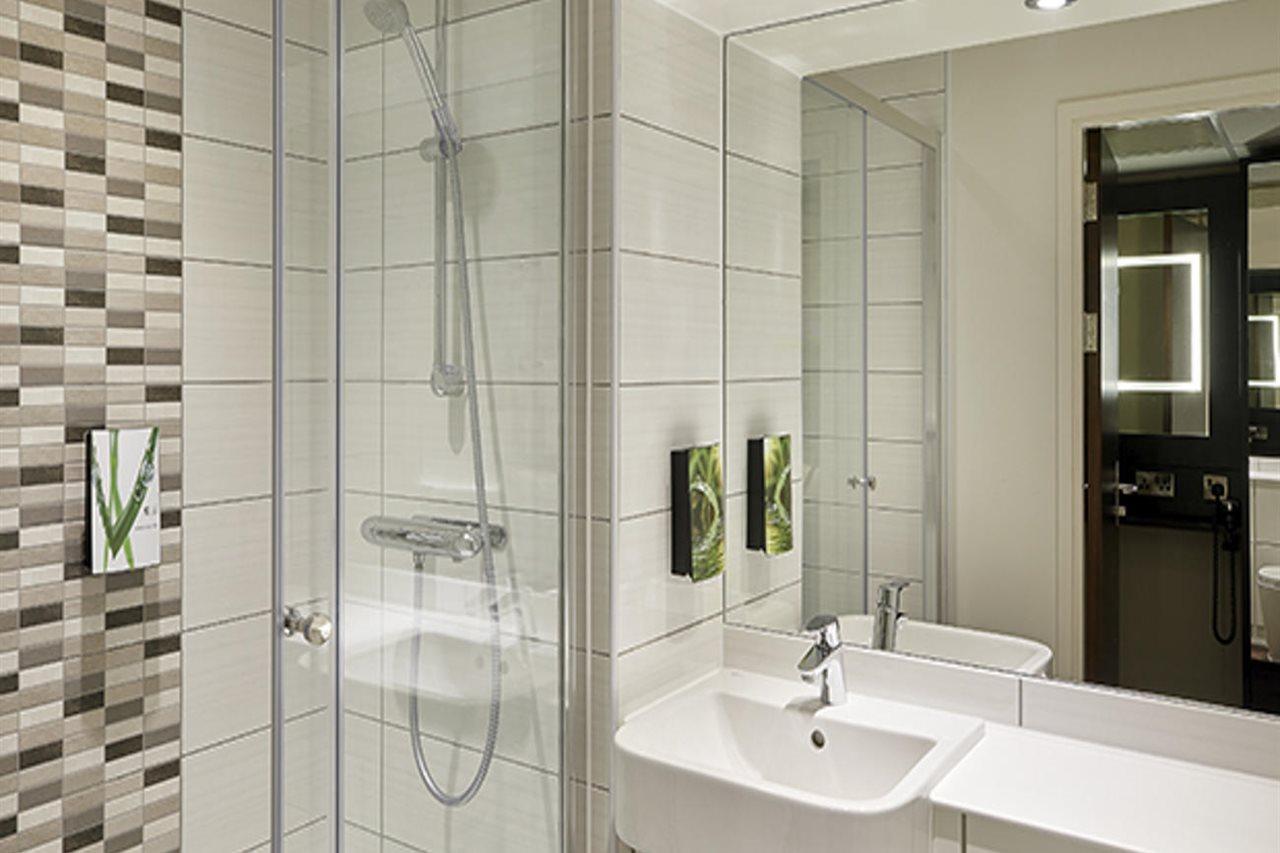 Premier Inn Watford Central エクステリア 写真