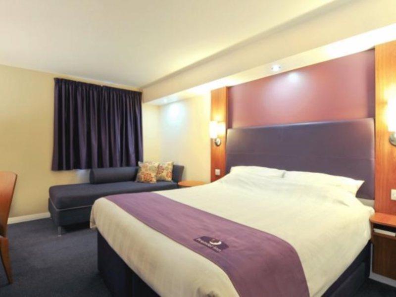 Premier Inn Watford Central エクステリア 写真