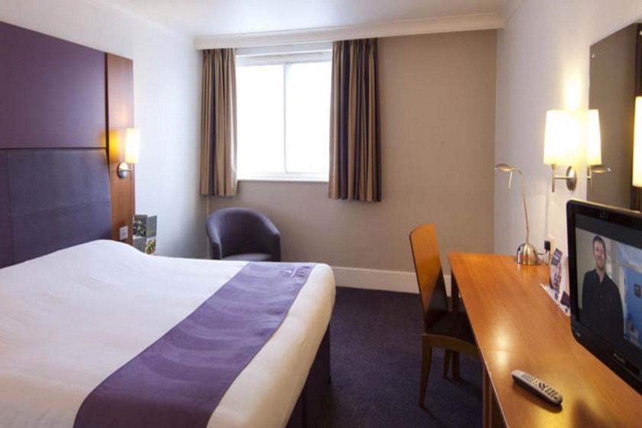 Premier Inn Watford Central エクステリア 写真