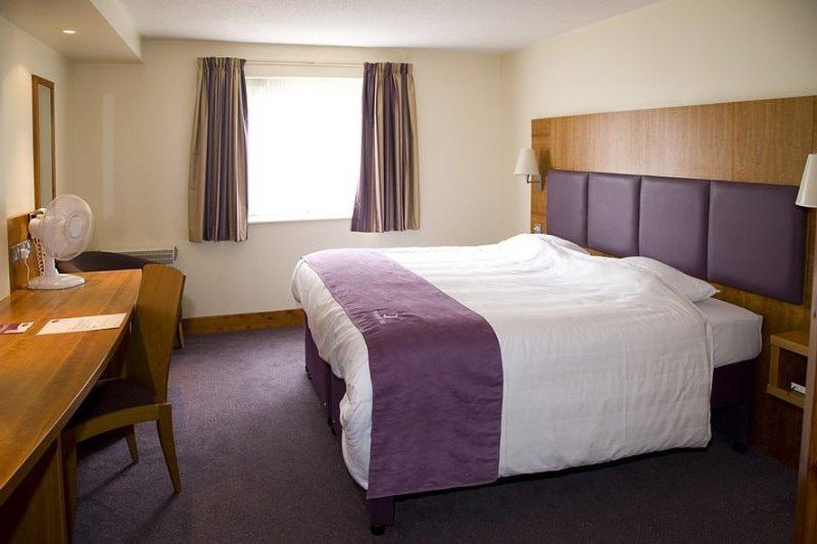 Premier Inn Watford Central エクステリア 写真