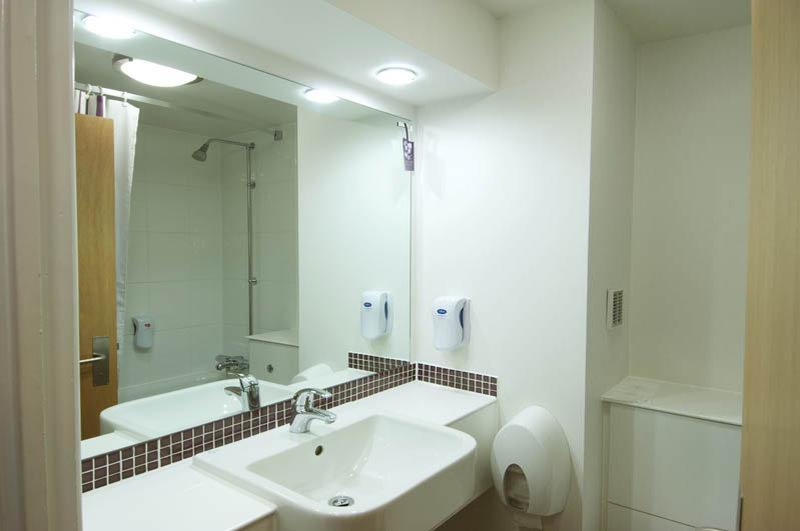 Premier Inn Watford Central エクステリア 写真