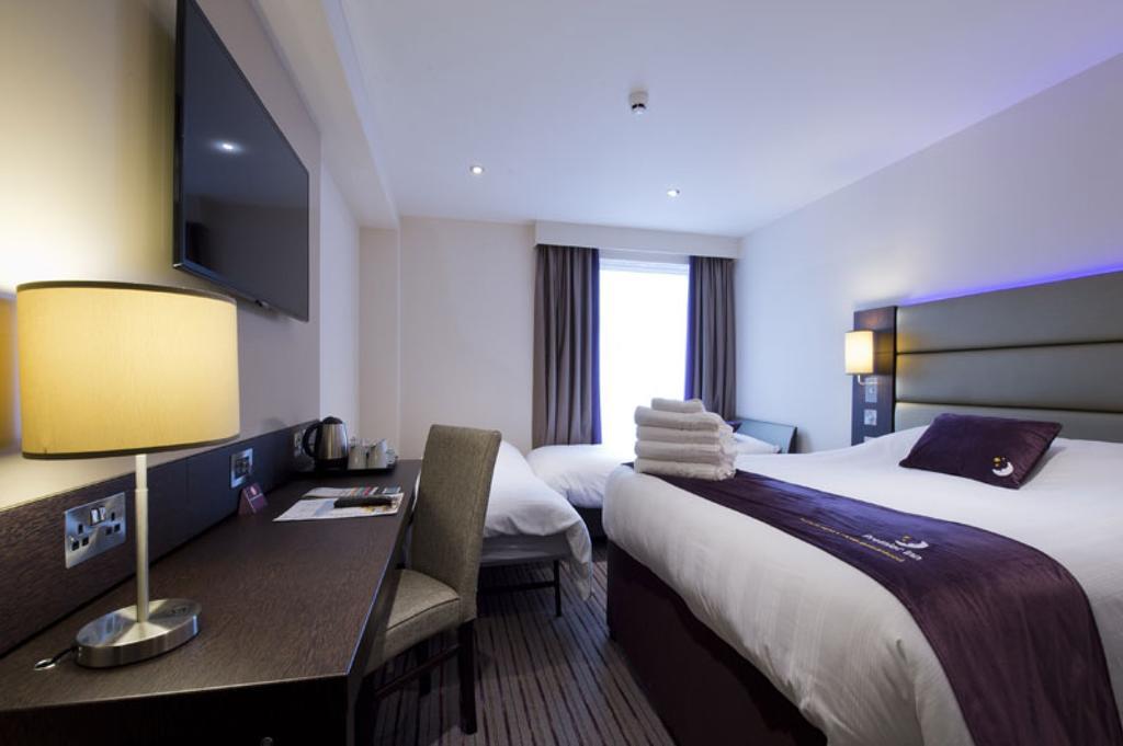 Premier Inn Watford Central エクステリア 写真