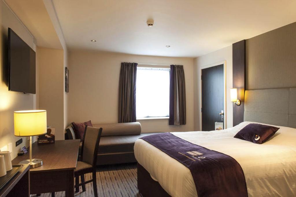 Premier Inn Watford Central エクステリア 写真