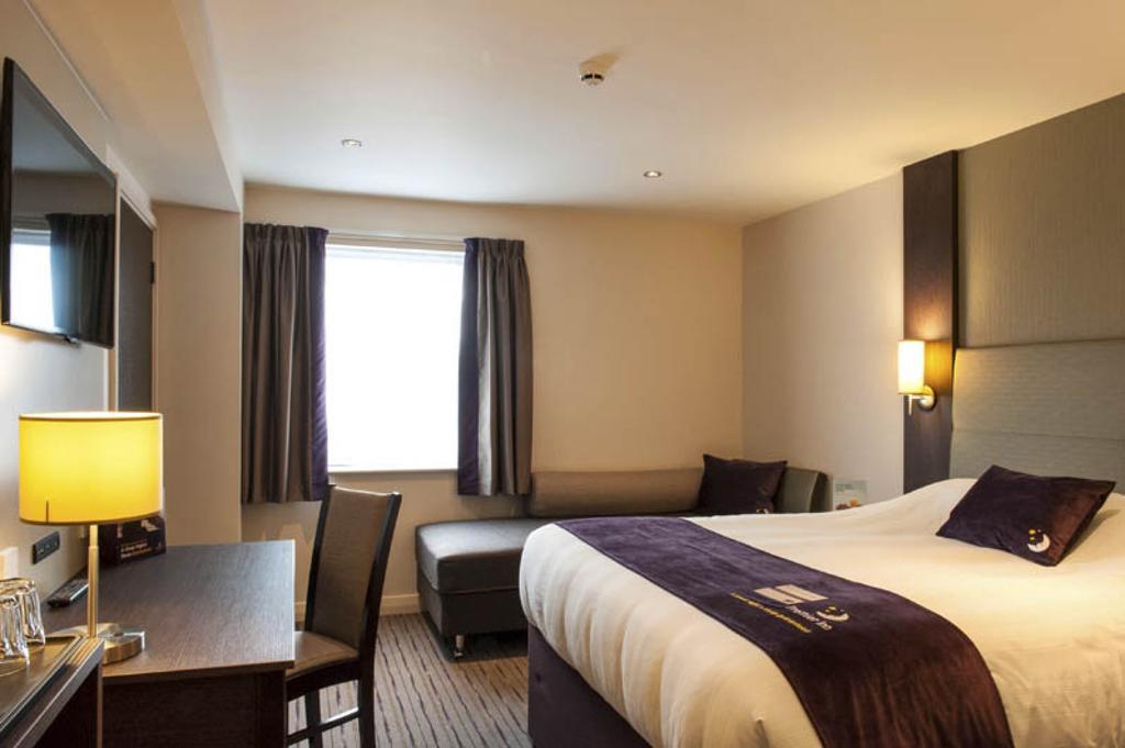 Premier Inn Watford Central エクステリア 写真
