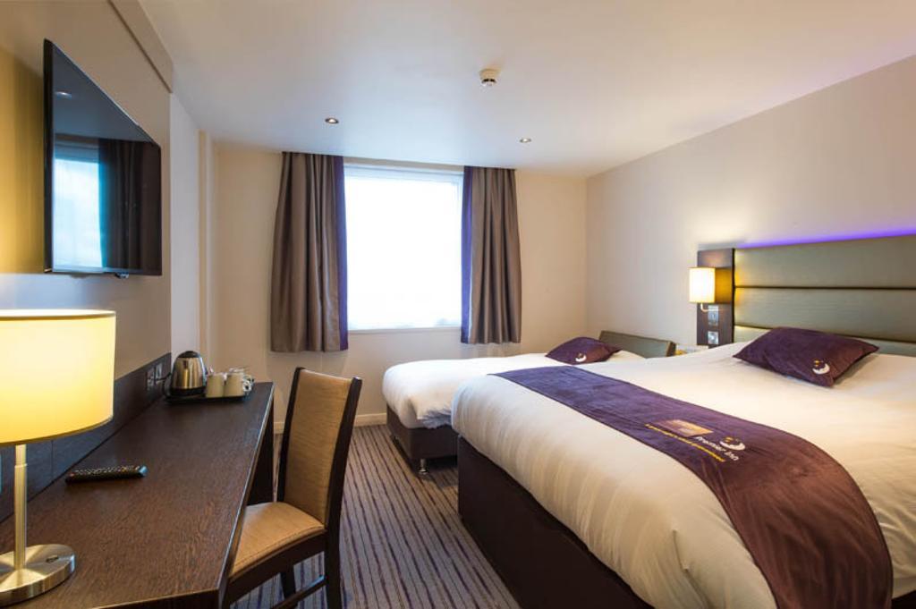 Premier Inn Watford Central エクステリア 写真