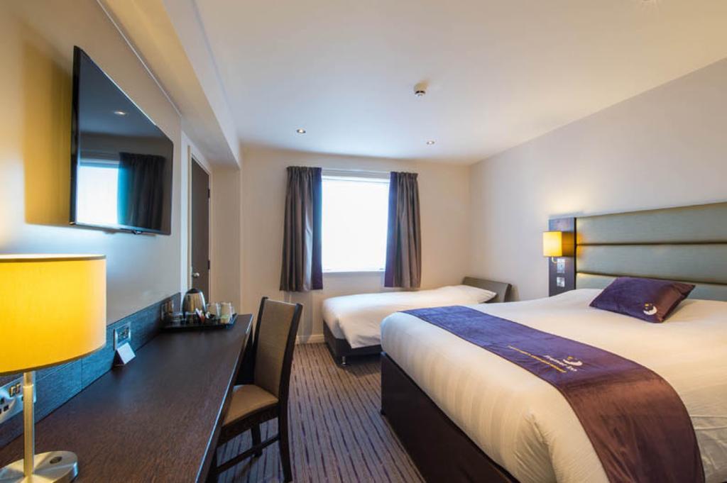 Premier Inn Watford Central エクステリア 写真