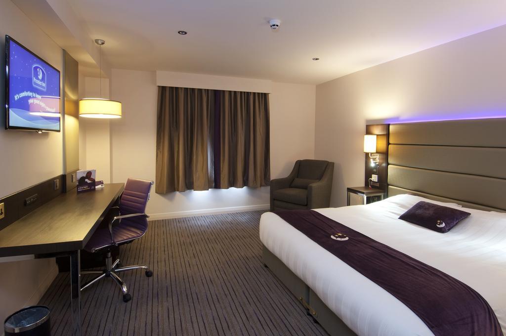 Premier Inn Watford Central エクステリア 写真