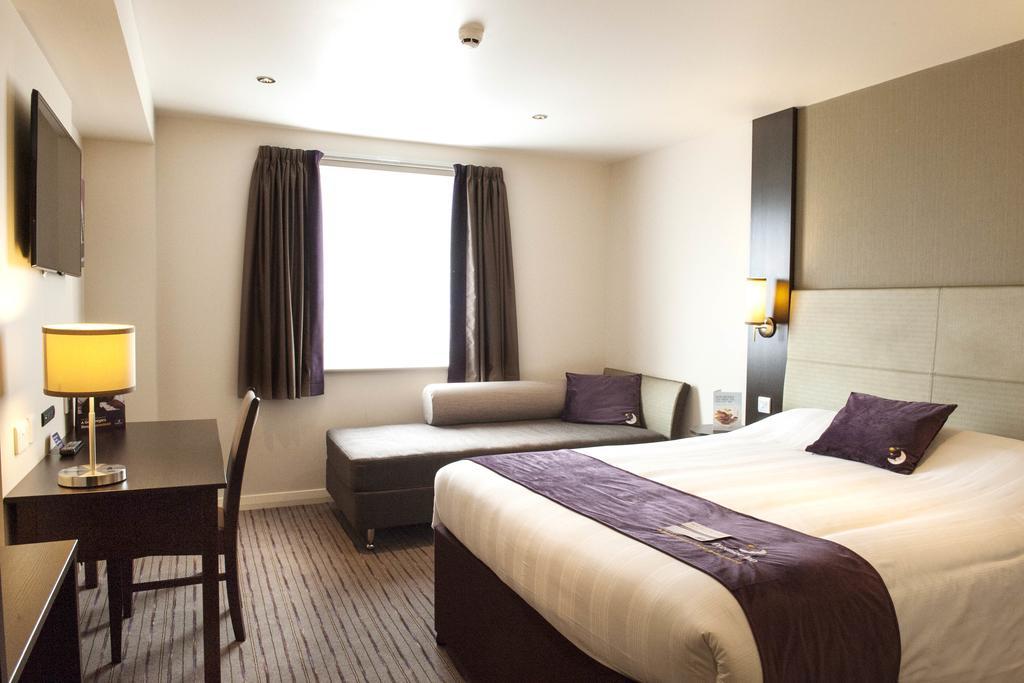 Premier Inn Watford Central エクステリア 写真