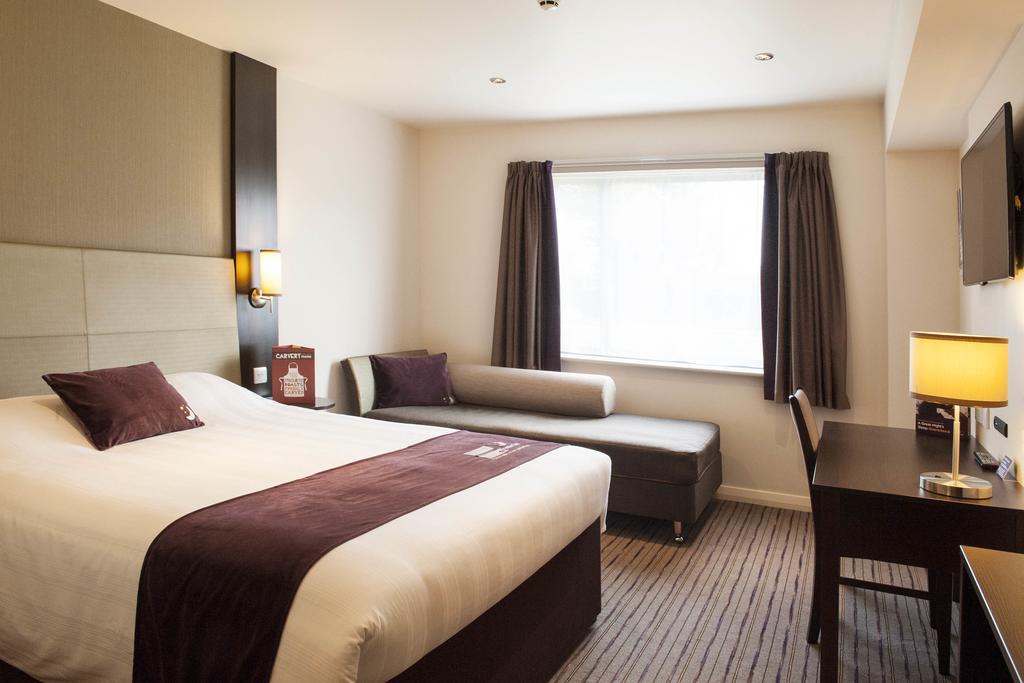 Premier Inn Watford Central エクステリア 写真