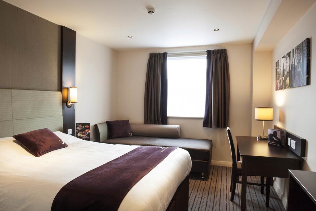 Premier Inn Watford Central エクステリア 写真
