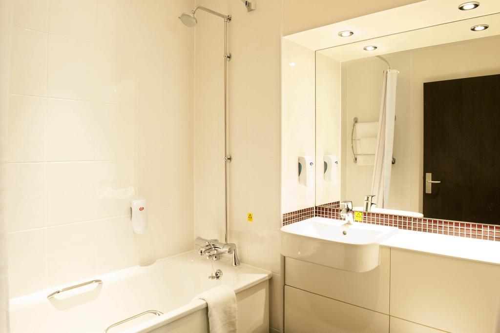 Premier Inn Watford Central エクステリア 写真