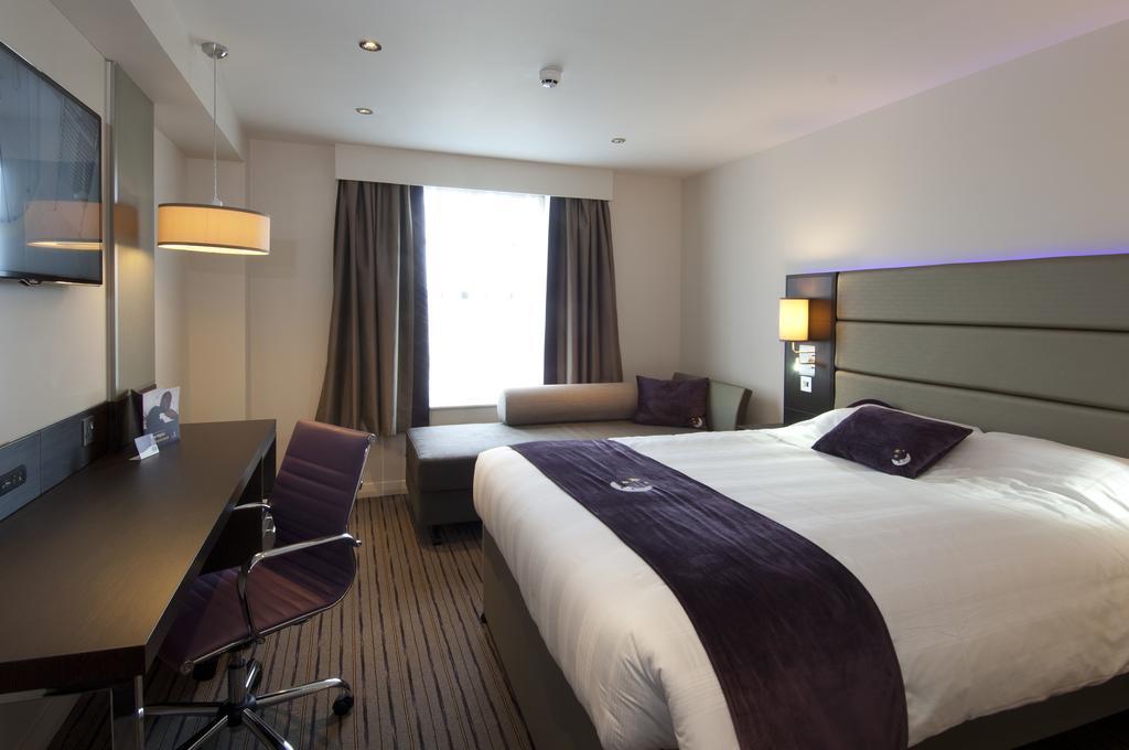 Premier Inn Watford Central エクステリア 写真