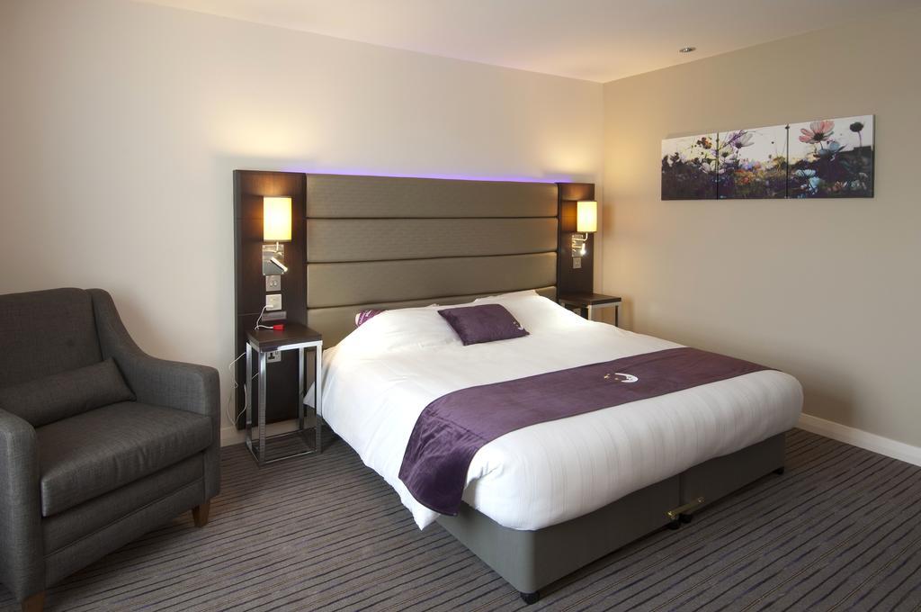 Premier Inn Watford Central エクステリア 写真