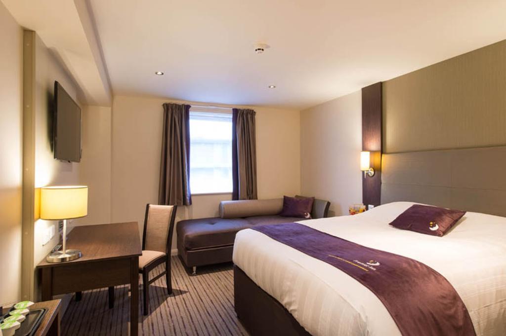 Premier Inn Watford Central エクステリア 写真