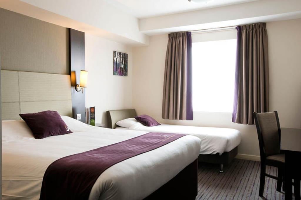 Premier Inn Watford Central エクステリア 写真